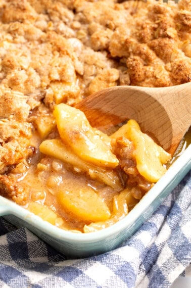 apple crisp recipe in a blue dish
