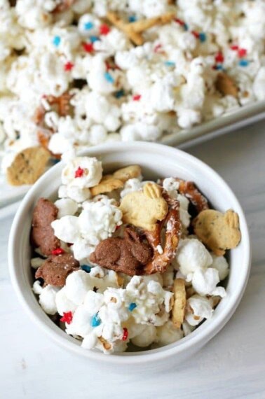 Heading to a 4th of July picnic this weekend and don't know what to bring? How about this 4th of July snack mix?! It's sweet and salty and guaranteed to please everyone! Especially the kids!