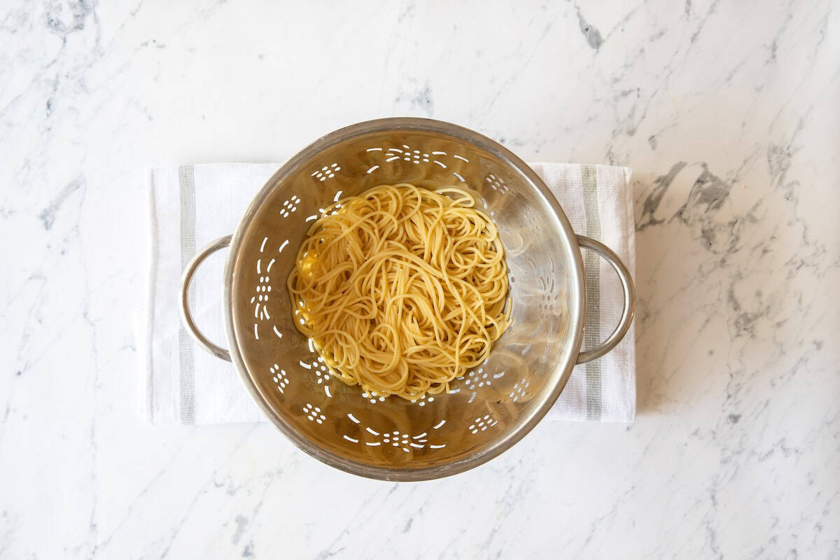 Cooked spaghetti in colander